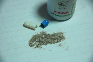 打開一看，膠囊里的顆粒疑似胡椒粉。