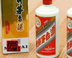 除了酒瓶，成套的包裝，包括商標(biāo)標(biāo)簽、瓶蓋等都是假的。